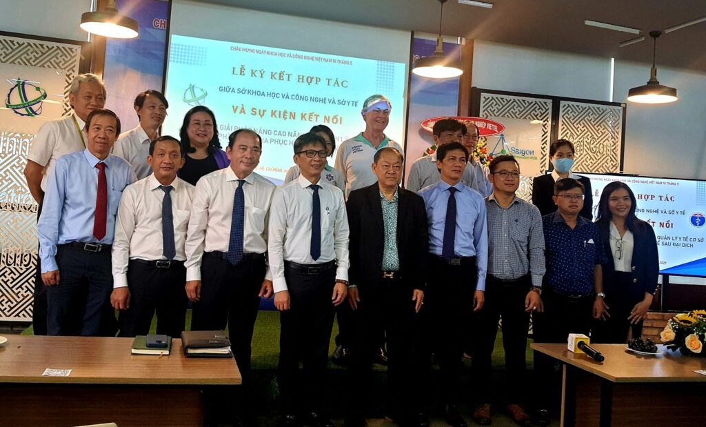 Đại diện SSVN và các lãnh đạo Sở Y Tế, Sở Khoa học & Công nghệ cùng nhau chụp tấm hình lưu niệm.