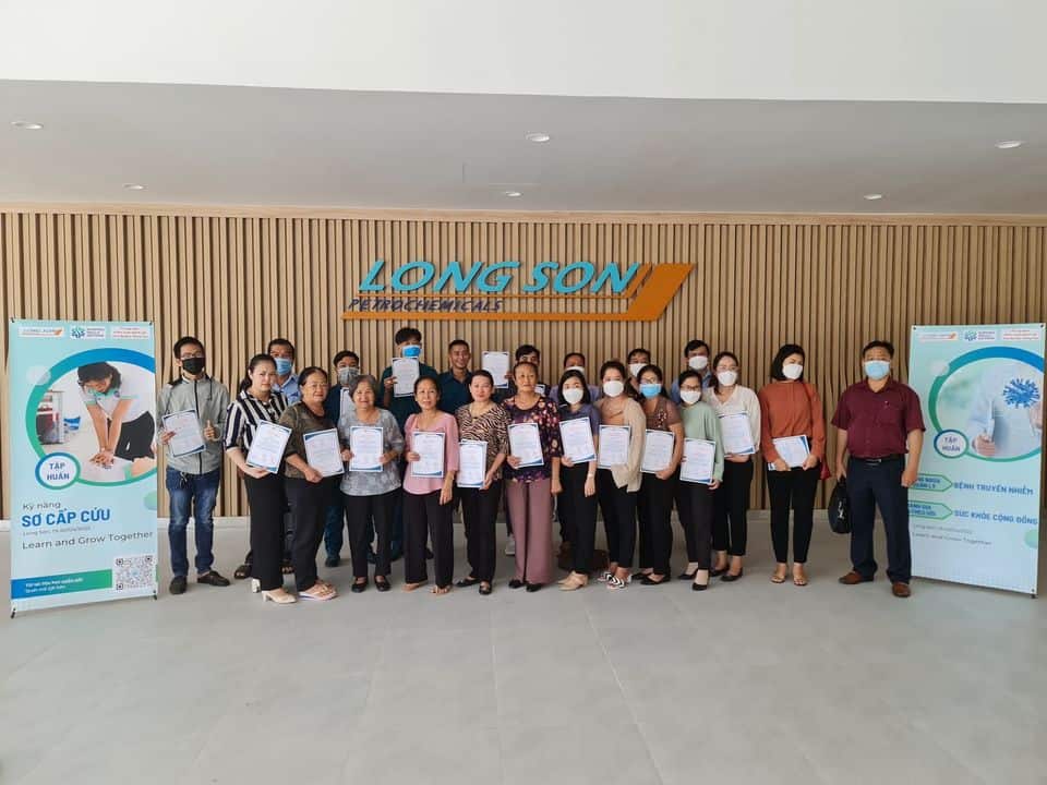 Nhân viên công ty và bà con Long Sơn chụp hình lưu niệm sau buổi học sơ cứu