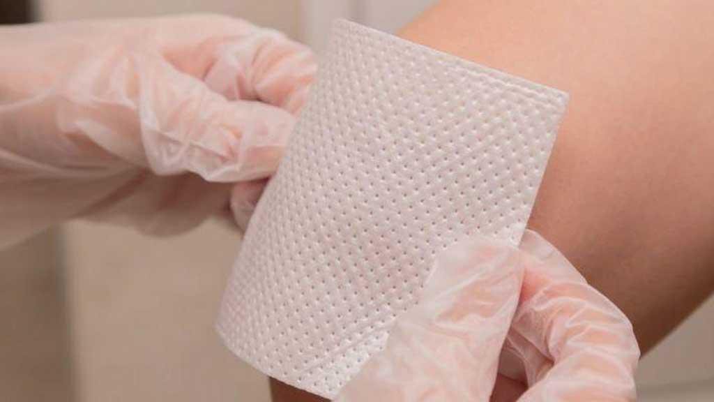 Vết thương được che bằng gạc không dính