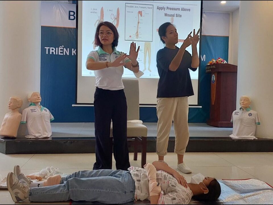 First aid skills for the Deaf