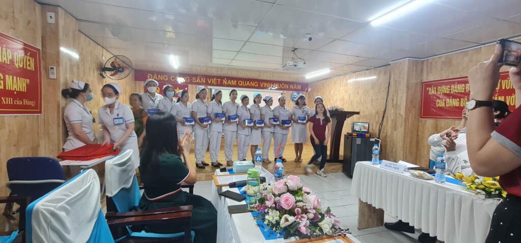 SSVN đã phối hợp cùng Trung tâm Nghiên cứu Cải tiến Y tế (CHIR) giúp các anh chị điều dưỡng của bệnh viện thành phố Thủ Đức cải thiện đời sống tinh thần và nâng cao năng lực chuyên môn thông qua việc tài trợ