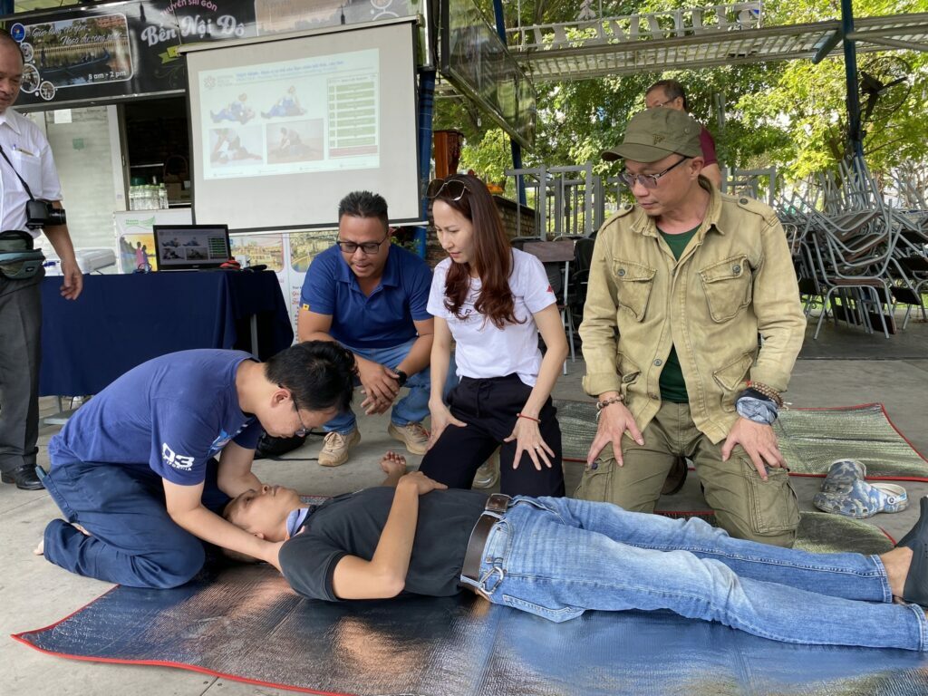 Các Anh/Chị nhà báo đang thực hành kỹ năng sơ cứu