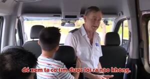 Chuyên gia Tony Coffey hướng dẫn trẻ em cách thoát hiểm khi bị bỏ quên trong xe.