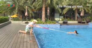 Kéo nạn nhân vào bờ bằng cây dài Kéo nạn nhân vào bờ bằng cây dài