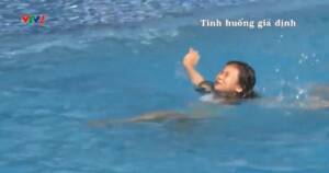 Hướng dẫn nạn nhân nằm ngửa và đạp chân Hướng dẫn nạn nhân nằm ngửa và đạp chân