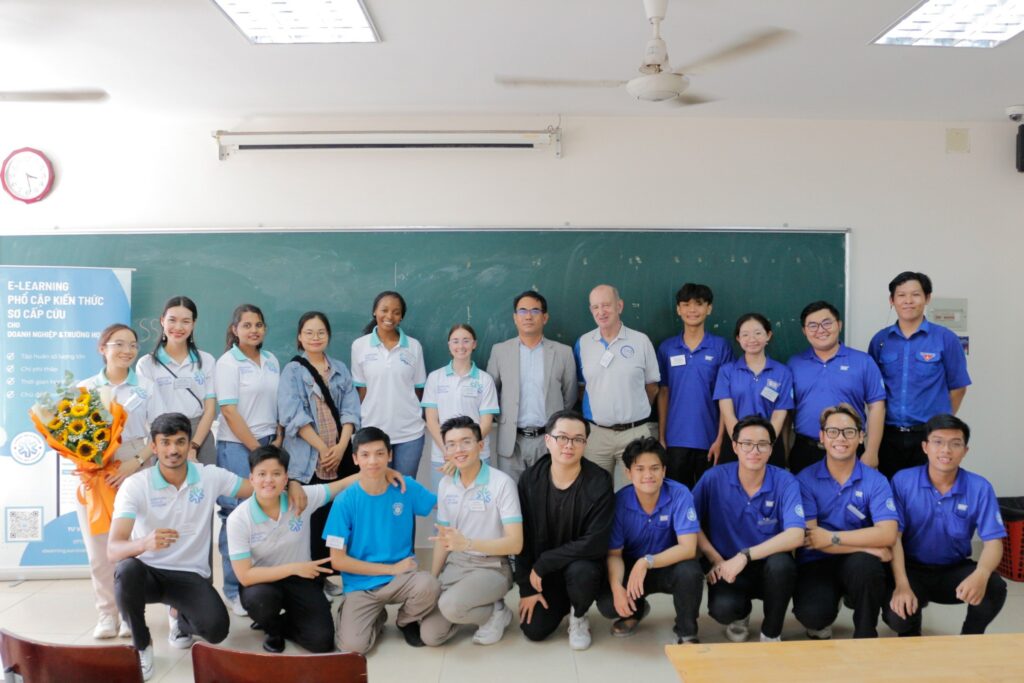 Overview of the training session of the SSVN team at Ho Chi Minh City University of Pedagogy with the participation of students and school administrators