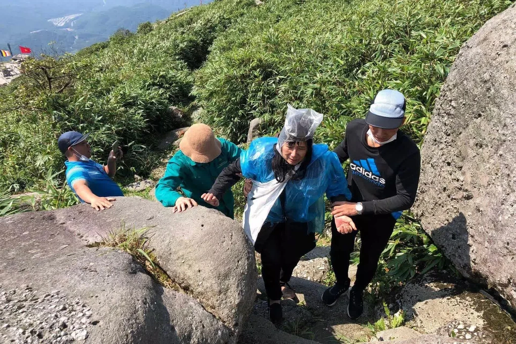 Ms. Lien was rescued from the abyss (Photo: Provided by Yen Tu Management Board).