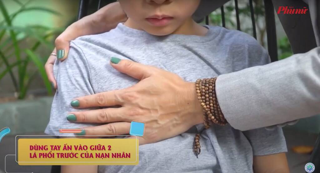 Press the front of the chest between the lungs 5 ​​times