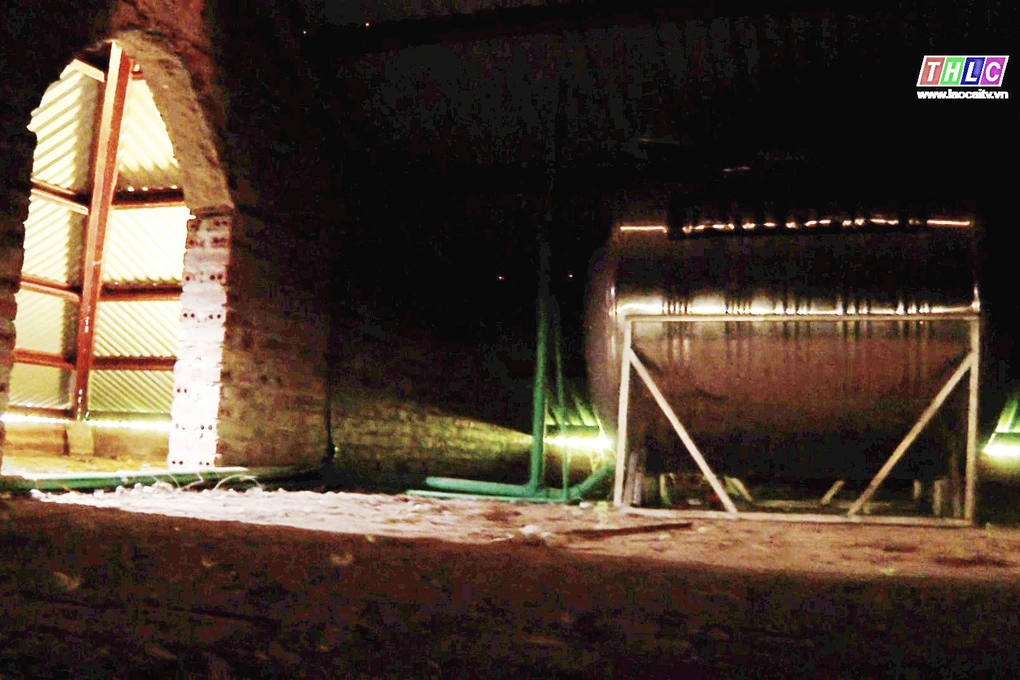 The rooftop where the two boys were trapped lacked light and was cramped, but luckily there was a water tank (Photo: Lao Cai Radio and Television Station).